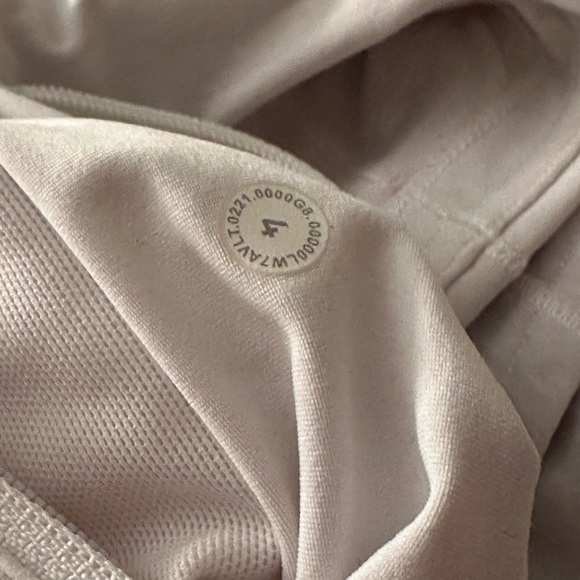 Lululemon Speed Up Shorts - Picture 4 of 6